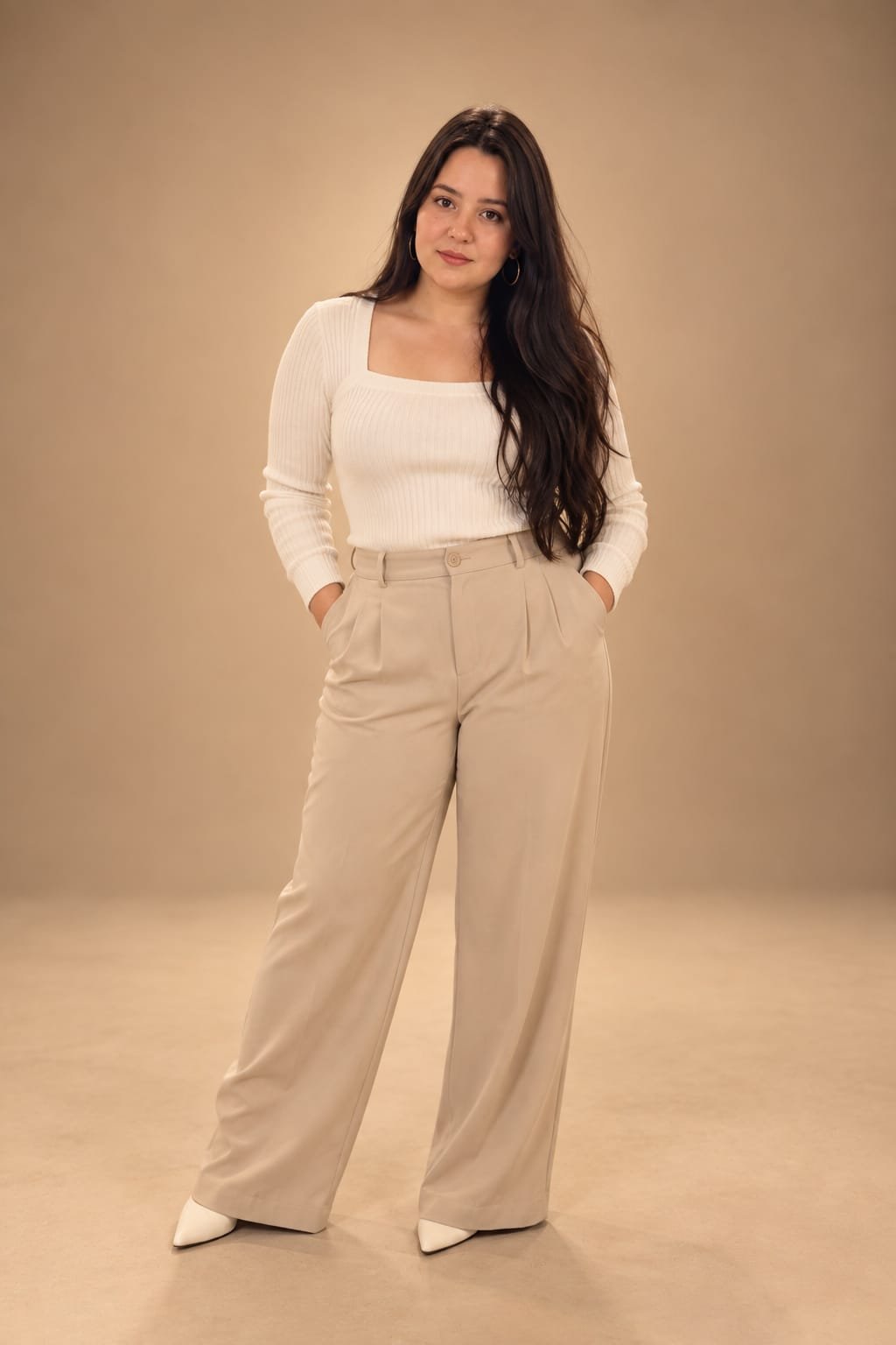 Bruna Lua, fundadora da Escola BY BL, de calça bege e blusa branca