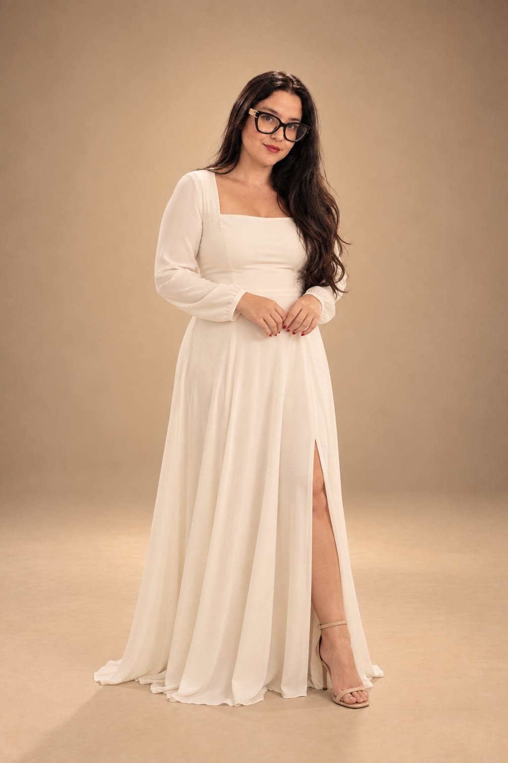 Bruna Lua, fundadora da Escola BY BL, de vestido branco